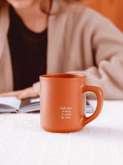Caneca Café Não é Vício é Estilo de Vida - Coleção Mood & Vibes