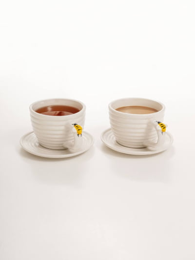 Conjunto de 2 Xícaras de Chá com Pires de Porcelana Abelhinhas - Coleção Bee - 4 Peças: 2 Xícaras de 230mL + 2 Pires